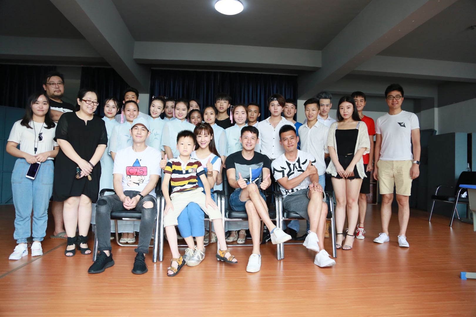 （图为知名演员刘誉坤老师来艾辰上课指导）学员毕业见证（图为艾辰学员