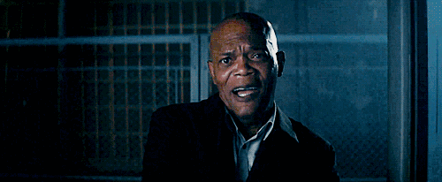 欲哭无泪,自我解嘲,演员会选择放声惨笑,这种笑声在表演时追求变态的